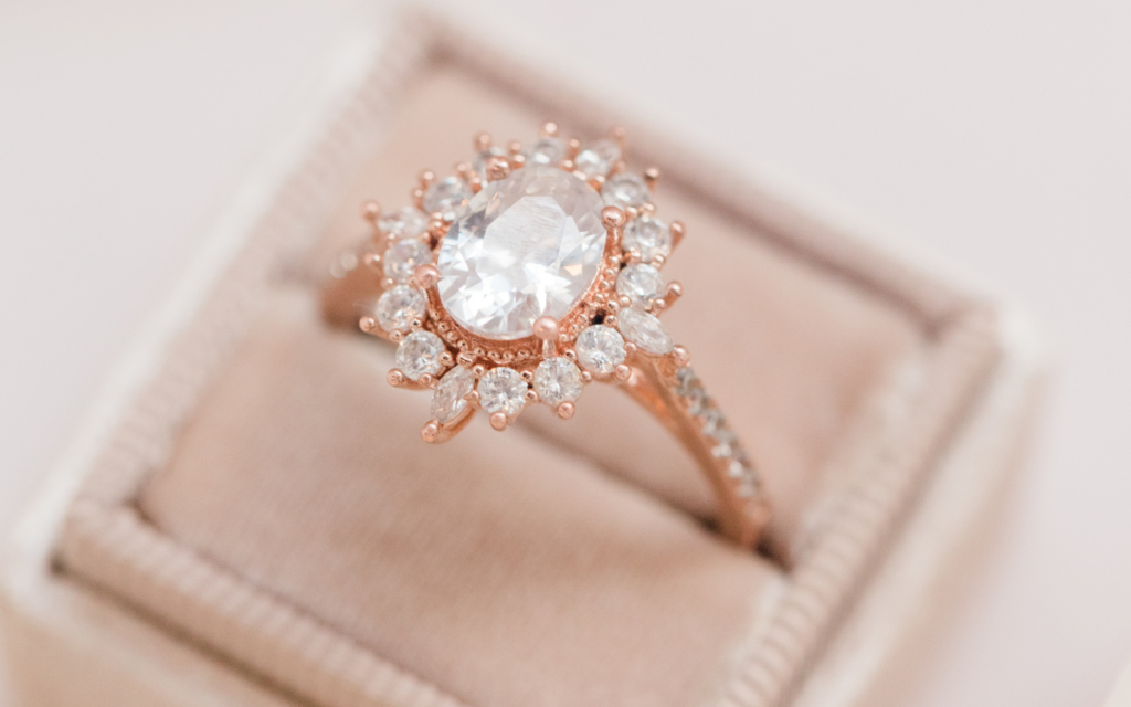 Bague sertie d'un diamant dans écrin