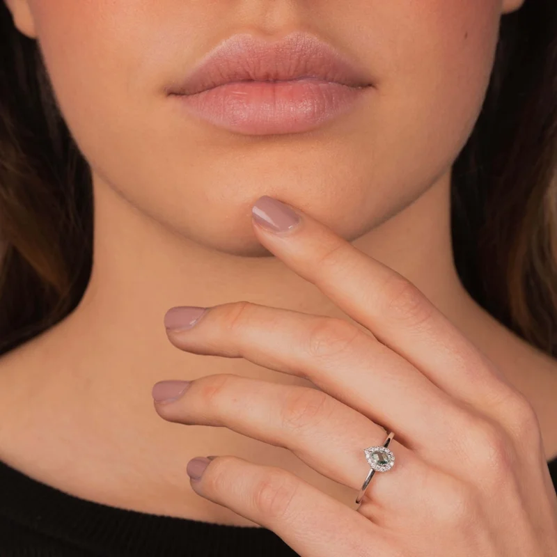 Bague or blanc 18 carats, topaze bleue et diamants vue portée
