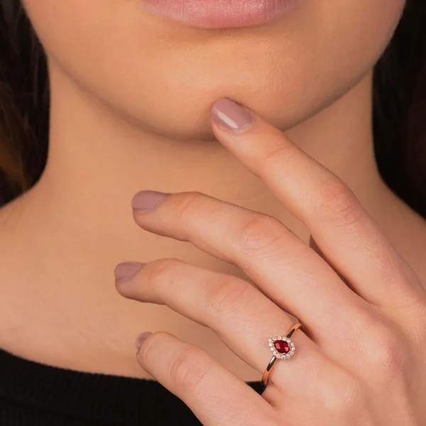 Bague or rose 18 carats, tourmaline rose et diamants photo portée